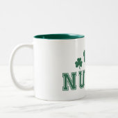 Verpleegkundige St. Patrick's Day Clover Tweekleurige Koffiemok (Links)