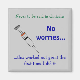 Verpleegkundige student die vaccin toedient magneet