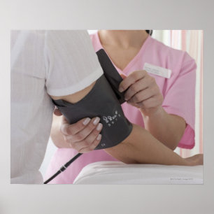 Verpleegkundigen die de bloeddruk van de patiënt  poster