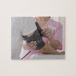 Verpleegkundigen die de bloeddruk van de patiënt v legpuzzel