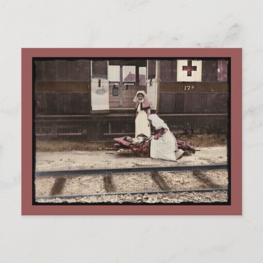 Verpleegkundigen en gewonden op treinstation briefkaart (Voorkant)