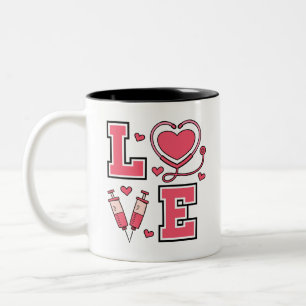 Verpleegkundigen hebben een hart vol liefde. tweekleurige koffiemok