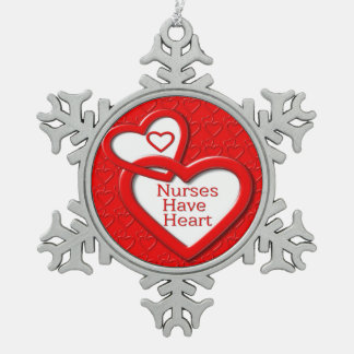 Verpleegkundigen hebben hartrode harten tin sneeuwvlok ornament