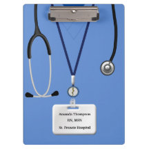 Verpleegkundigen in blauw klembord