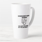 verpleegkundigen in een noodkamer, die dom zijn latte mok (Rechterhoek)