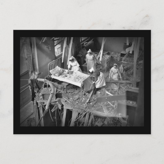 Verpleegkundigen in het Bombed Building WWII Briefkaart (Voorkant)