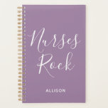 Verpleegkundigen Rock Paars en White Script Persoo Planner<br><div class="desc">Houd uw drukke planning in stijl met deze Paarse en Witte Manuscript Gepersonaliseerde Planner van de Verpleegster van de Verpleegkundigheid het is een modern ontwerp met de tekst "verestert steen"in groot wit trendy hand lettered manuscript dat op de voorzijde van pastellavender paarse klantgerichte planner wordt gecentreerd. De naam staat aan...</div>