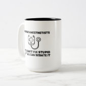 Verpleegkundigen verdoven dom tweekleurige koffiemok (Voorkant links)