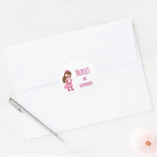 Verpleegkundigen zijn Superhelden Ronde Sticker (Envelop)