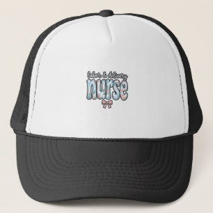 Verpleegster bij bevalling vintage bloes met bloem trucker pet