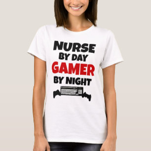 Verpleegster bij dag Gamer bij nacht T-shirt
