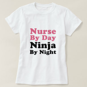 Verpleegster bij dag, Ninja bij nacht T-shirt