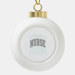 Verpleegster Bloem Letterontwerp T-shirt Varsity_1 Keramische Bal Ornament
