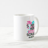 Verpleegster - Deze Superheld Draagt Scrubs - Voeg Koffiemok (Voorkant rechts)