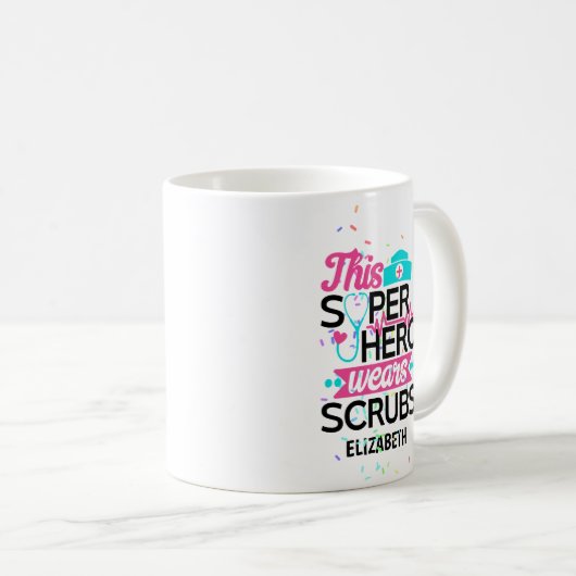 Verpleegster - Deze Superheld Draagt Scrubs - Voeg Koffiemok (Voorkant rechts)