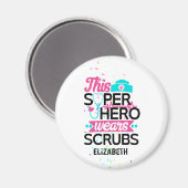 Verpleegster - Deze Superheld Draagt Scrubs - Voeg Magneet (Voorkant / Achterkant)
