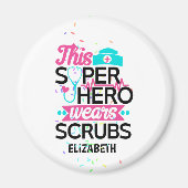 Verpleegster - Deze Superheld Draagt Scrubs - Voeg Magneet (Voorkant)