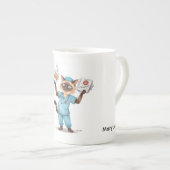 Verpleegster die koffiepauze neemt porselein kop (Voorkant rechts)