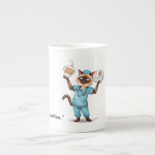 Verpleegster die koffiepauze neemt porselein kop