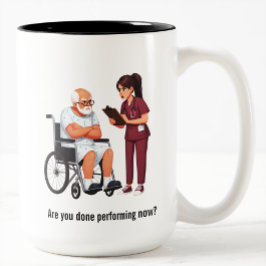 Verpleegster die te maken heeft met een veeleisend tweekleurige koffiemok