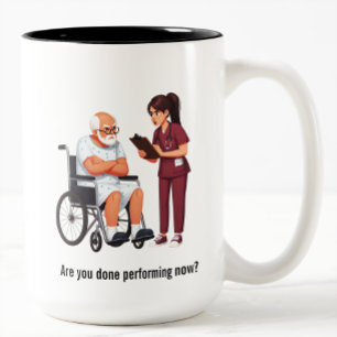 Verpleegster die te maken heeft met een veeleisend tweekleurige koffiemok