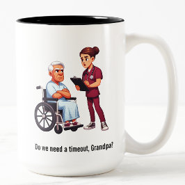 Verpleegster die te maken heeft met een veeleisend tweekleurige koffiemok