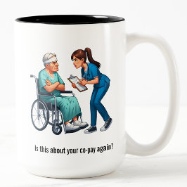 Verpleegster die te maken heeft met een veeleisend tweekleurige koffiemok