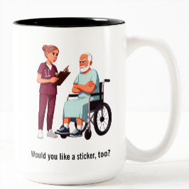 Verpleegster die te maken heeft met een veeleisend tweekleurige koffiemok
