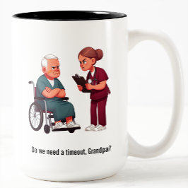 Verpleegster die te maken heeft met een veeleisend tweekleurige koffiemok