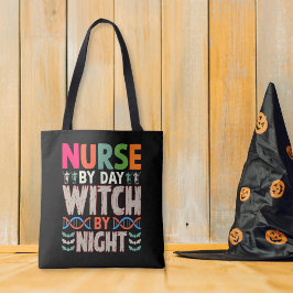 Verpleegster door Dag Heks door Nacht Halloween Ve Tote Bag