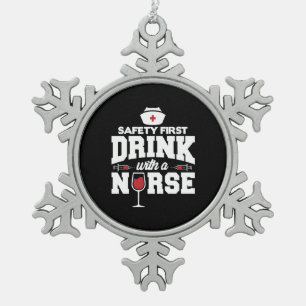 Verpleegster Drink met een verpleegster Grappige W Tin Sneeuwvlok Ornament