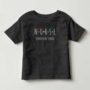 Verpleegster elke dag held kinder shirts