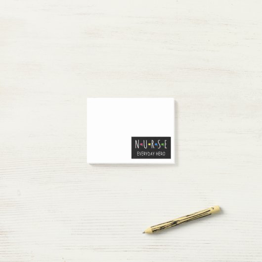 Verpleegster elke dag held post-it® notes (Op bureau)