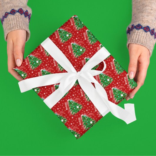 Verpleegster Kerstboom Rood Achtergrond Cadeaupapier