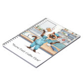 Verpleegster met koffie en je eigen tekst notitieboek (Linkerzijde)