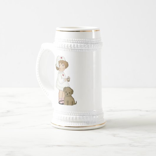 verpleegster met puppy T-shirts en cadeautjes Bierpul (Voorkant links)