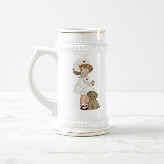 verpleegster met puppy T-shirts en cadeautjes Bierpul (Links)