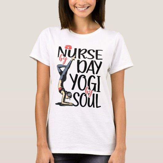 Verpleegster overdag, yogi van hart t-shirt (Voorkant)