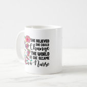 Verpleegster verandert de wereld groot koffiemok (Voorkant links)