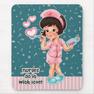 Verplegers doen het met Love. Cute Brunette Nurse Muismat