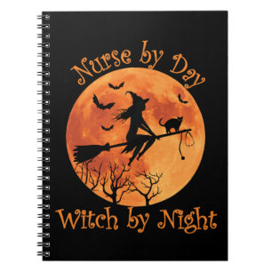 Verpleging door Dag Witch door Night Funny Hallowe Notitieboek