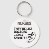 VERPLEISTEN ZIJN KLEINER DAN ARTS. SLEUTELHANGER (Voorkant)