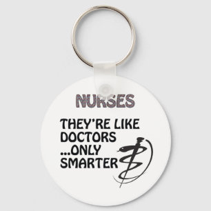 VERPLEISTEN ZIJN KLEINER DAN ARTS. SLEUTELHANGER