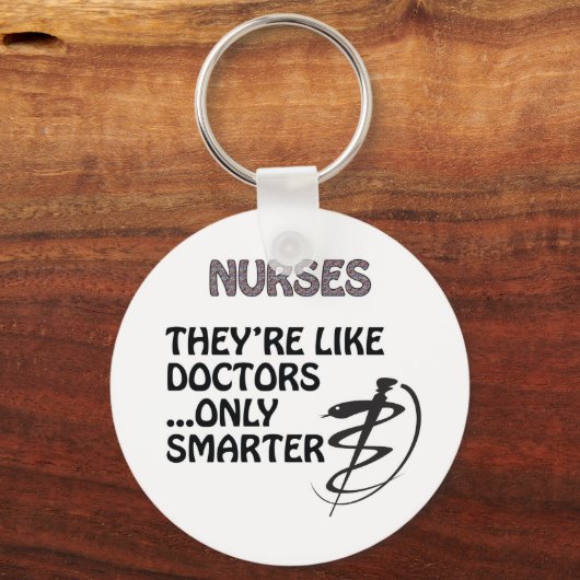 VERPLEISTEN ZIJN KLEINER DAN ARTS. SLEUTELHANGER (Voorkant)