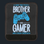 Verpletter twee titels Broer en gamer Handvat Beschermer<br><div class="desc">Ik heb twee titels,  broer en gamer,  en ik vermorzel ze zowel in zwart als in blauw - en dat is een groot cadeau voor de oudere zusjes!</div>
