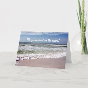 Verpletterende Golven op het Zandige Strand Aankondiging