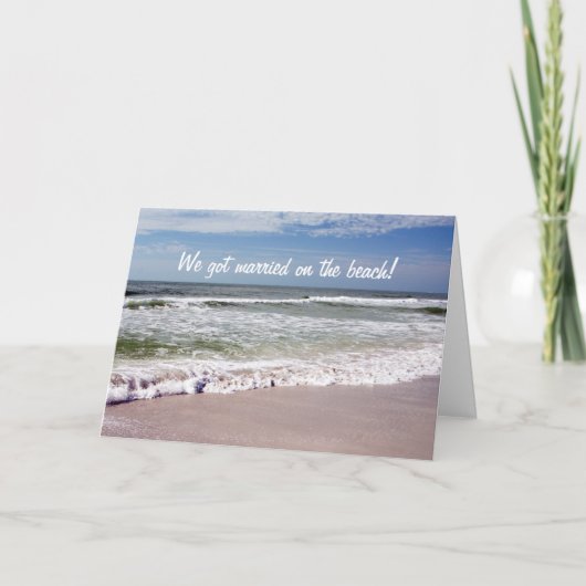 Verpletterende Golven op het Zandige Strand Aankondiging (Voorkant)