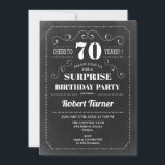 Verraag 70e verjaardag - Chalkboard Kaart<br><div class="desc">Verrassend 70e verjaardag uitnodiging voor mannen of vrouwen. Elegant nodigt kaart in zwart-wit uit met een chalkboardpatroon en een retro typografische manuscriptdoopvont. Cheers tot 70 jaar! Kan op elke leeftijd worden aangepast. Ideaal voor een mijlpaal op de dag van de volwassen dag.</div>