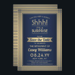 Verras Pensioen Partij Shhh! Marine blauw & goud Save The Date<br><div class="desc">Kun je een geheim bewaren? Nodig collega's, collega's, familie en vrienden uit voor een elegant en opwindend verrassingsfeest met aangepaste marineblauwe en faux-gouden folie om de uitnodigingen voor het datumfeest op te slaan. Alle bewoordingen op deze sjabloon zijn eenvoudig te personaliseren, inclusief een bericht met de tekst "Shhh! Het is...</div>