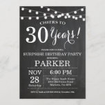 Verrassend 30e verjaardag Uitnodigingskarton Kaart<br><div class="desc">Verrassend 30th Birthday Invitation Chalkboard Achtergrond met String Lights. Zwart-wit. 13e 15e 16e 18e 21e 30e 40e 50e 60e 70e 90e 100e, elke leeftijd. Volwassen verjaardag. Vrouw of Man Man Birthday Party. Voor verdere aanpassing, te klikken gelieve de knoop "van de Aanpassing het"en ons ontwerphulpmiddel te gebruiken om deze sjabloon...</div>